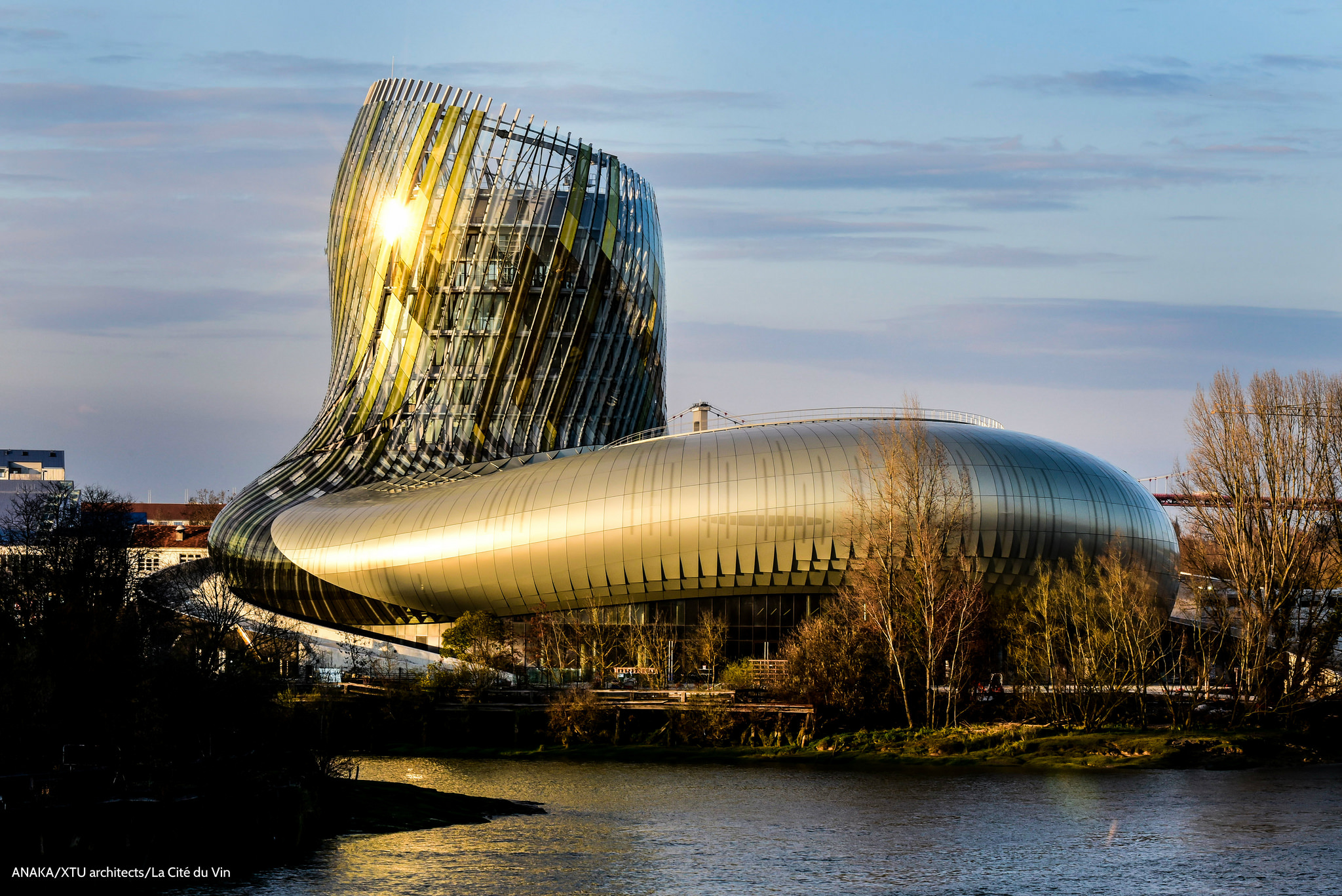 Vue extérieure de la Cité du Vin à Bordeaux ; photographie d’illustration de la ville, sans entrée au musée incluse.