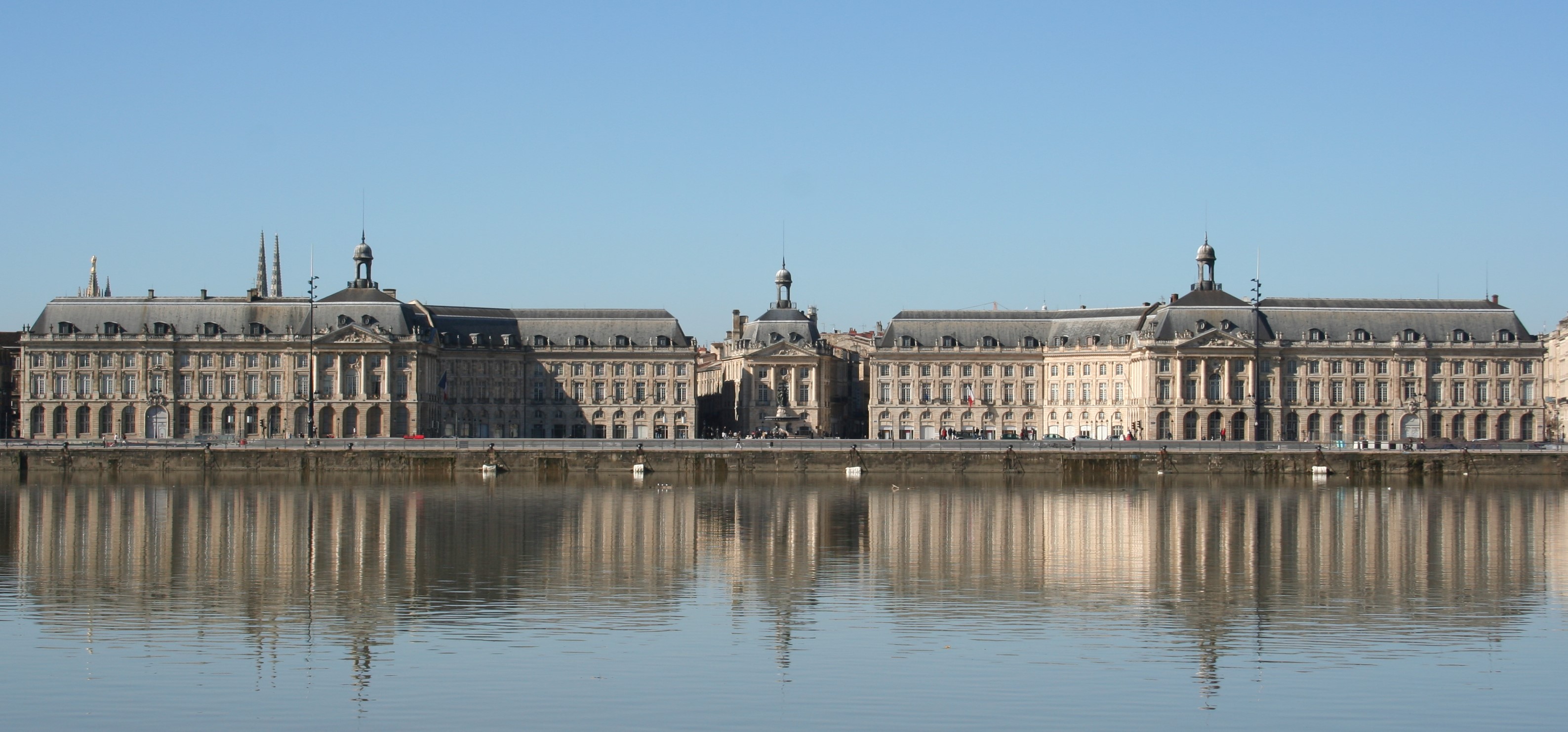 Panorama de la place de la Bourse à Bordeaux et reflets sur la Garonne.