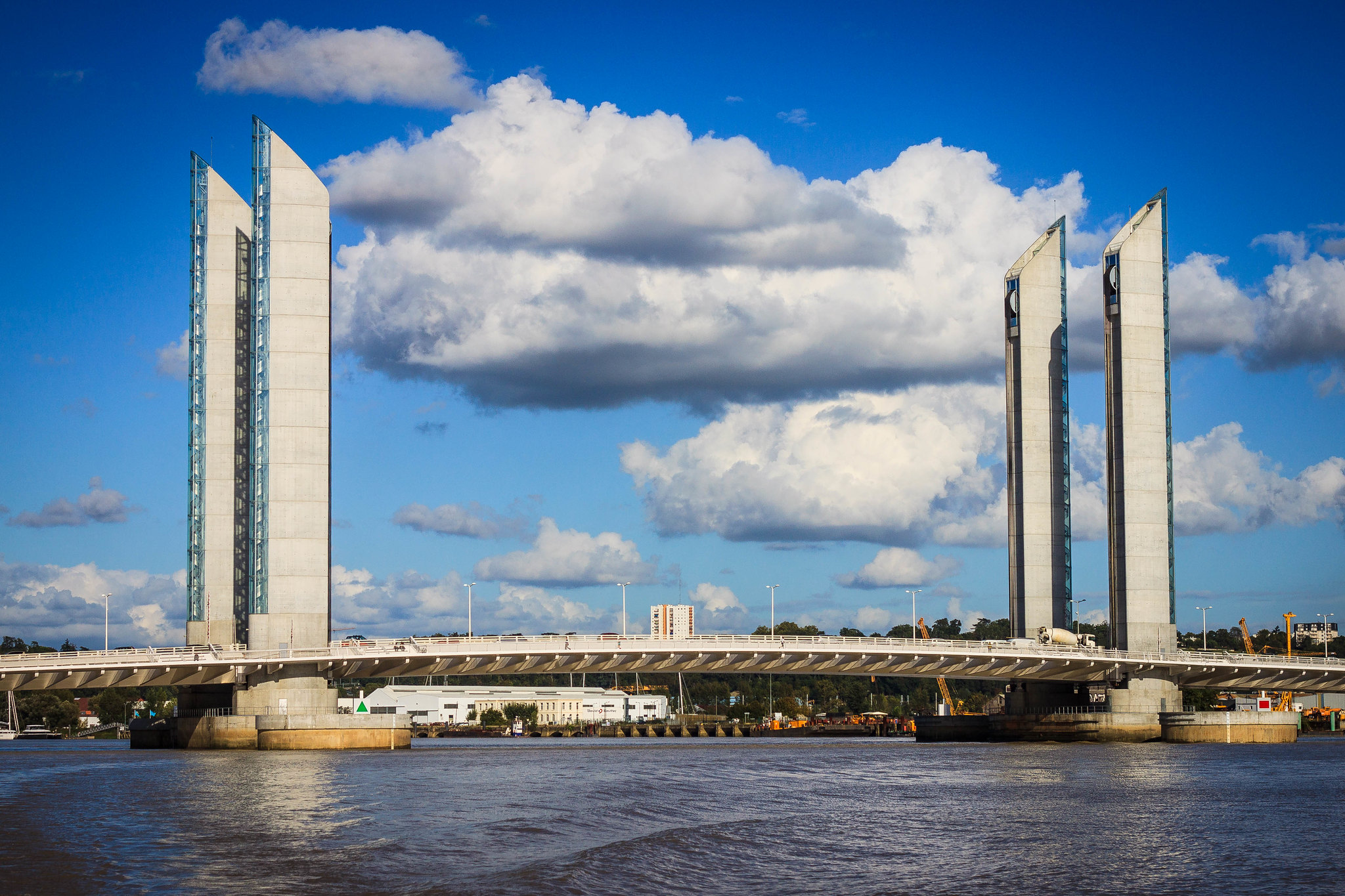 Pont Jacques-Chaban-Delmas vu depuis la Garonne, photographie de David Remazeilles pour Gironde Tourisme.