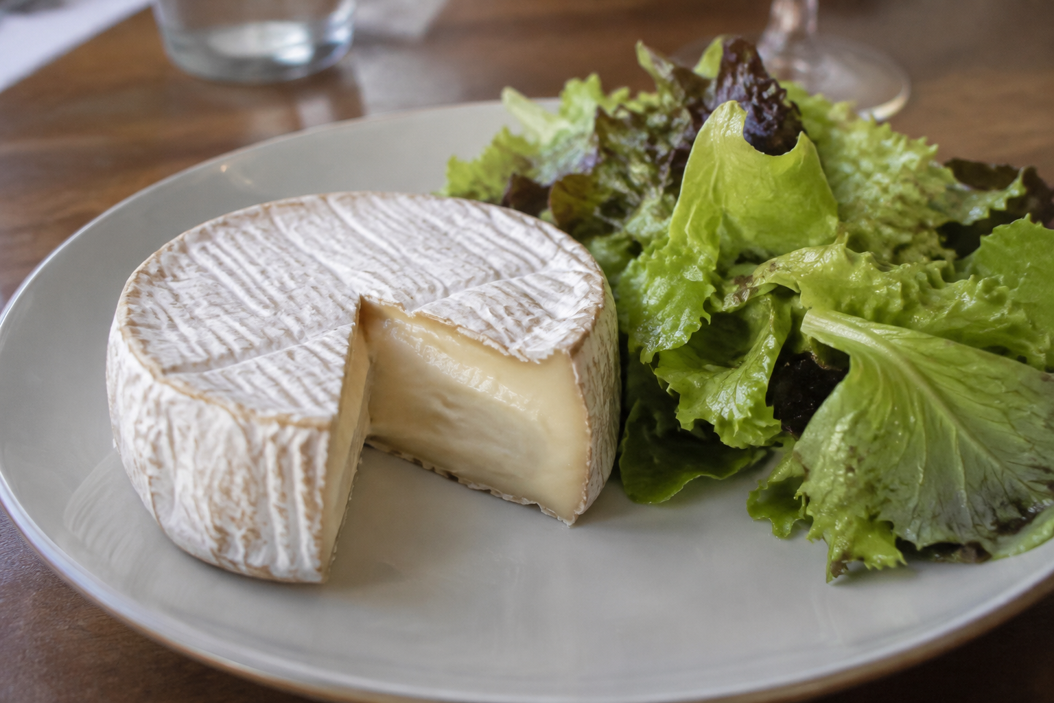 camembert au lait cru avec un petit bouquet de salade verte