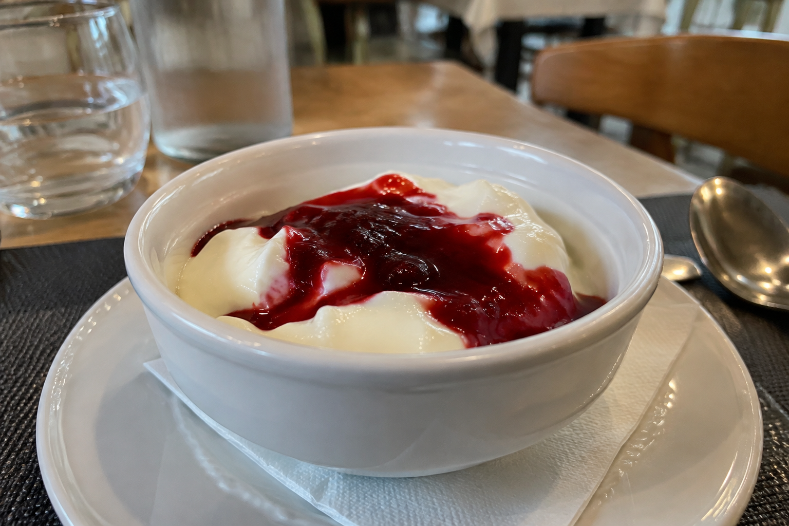 fromage blanc délicatement accompagné de son coulis